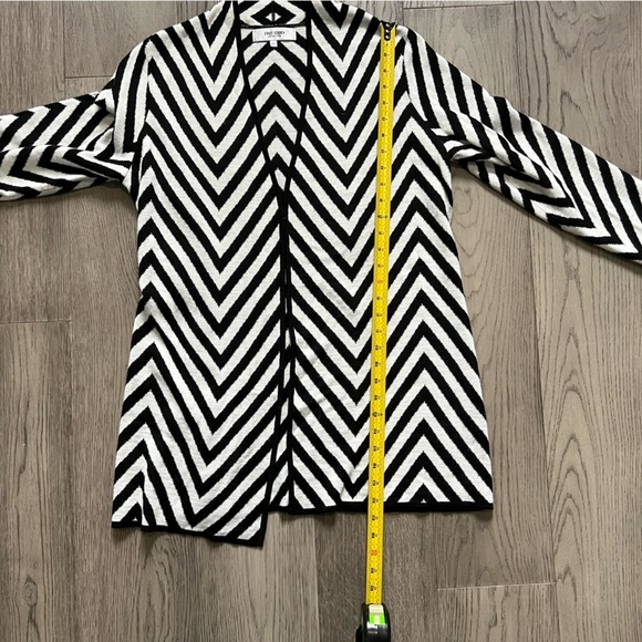 Jones Studio Women’s Black and White Chevron Cardigan Sweater - Picture 7 of 8